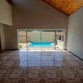 4 SLAAPKAMER HUIS TE HUUR - Wonderboom Suid teen die berg