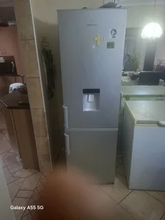 Hisense 323 ltr fride frezzer water dispenser