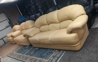 Gorgeous 3 piece Grafton Everest full genuine leather lounge suite