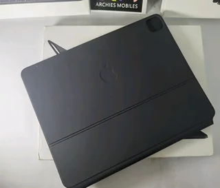 Apple Magic Keyboard 13 Inch. Compatible with ipad 13 inch and iPad air 13 inch m3