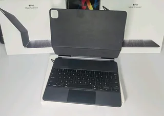 Apple Magic Keyboard 13 Inch. Compatible with ipad 13 inch and iPad air 13 inch m3