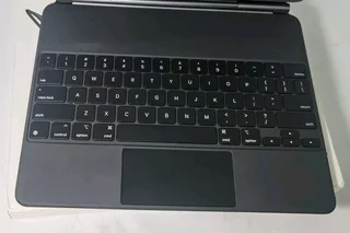 Apple Magic Keyboard 13 Inch. Compatible with ipad 13 inch and iPad air 13 inch m3