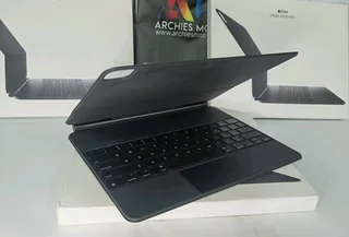 Apple Magic Keyboard 13 Inch. Compatible with ipad 13 inch and iPad air 13 inch m3