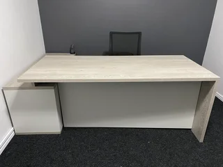 CUSTOM MADE MANAGEMENT OFFICE DESK