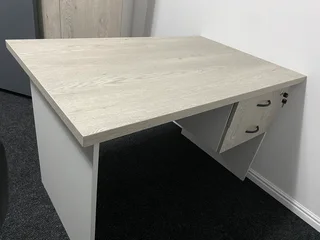 CUSTOM MADE MANAGEMENT OFFICE DESK