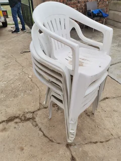6 plastic garden chairs