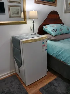 BAR FRIDGE LIKE NEW WHITE LARGE 130L TOTAL SIZE IDEAL FOR BEDROOM PEDESTAL SIZE AND USE.See PICTURES