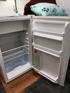 BAR FRIDGE LIKE NEW WHITE LARGE 130L TOTAL SIZE IDEAL FOR BEDROOM PEDESTAL SIZE AND USE.See PICTURES