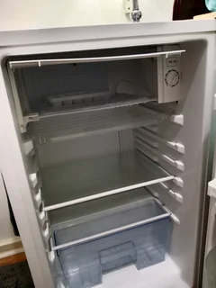 BAR FRIDGE LIKE NEW WHITE LARGE 130L TOTAL SIZE IDEAL FOR BEDROOM PEDESTAL SIZE AND USE.See PICTURES