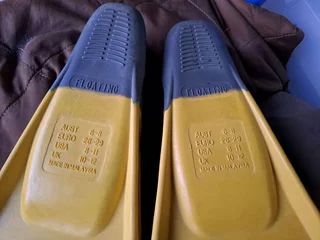 AQUALINE BRANDED JUNIOR / CHILD SWIMMING FLIPPERS FOR SALE - LIKE NEW