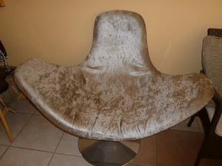 Relaxing chair, modern, chrome and silver seat with removable cushion, very good condition