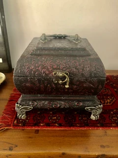 ANTQUE STYLE BOX WITH PULL OUT MIRROR AND PAW FEET