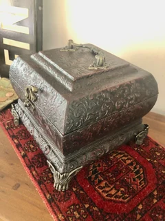 ANTQUE STYLE BOX WITH PULL OUT MIRROR AND PAW FEET