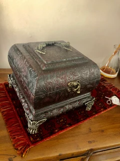 ANTQUE STYLE BOX WITH PULL OUT MIRROR AND PAW FEET