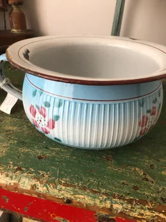 EARLY 1900 CHAMBER POT IN DECORATED ENAMEL