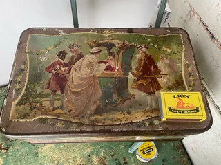 C1900 MAZAWATTE 3lb TEA TIN WITH CHERUBS.DOUBLE LID