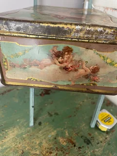 C1900 MAZAWATTE 3lb TEA TIN WITH CHERUBS.DOUBLE LID