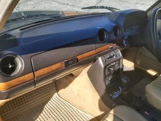 1984 Mercedes-Benz W123 Sedan