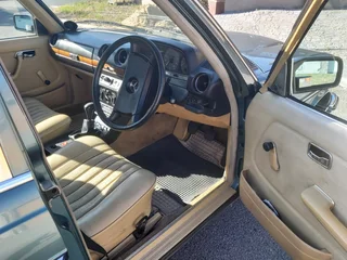1984 Mercedes-Benz W123 Sedan