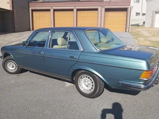 1984 Mercedes-Benz W123 Sedan