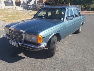 1984 Mercedes-Benz W123 Sedan
