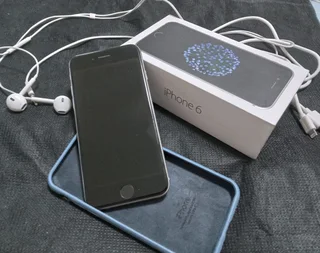 iPhone 6 + accessories in mint condition