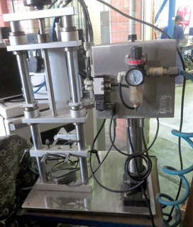 Semi-automatic bottle cap machine 9868