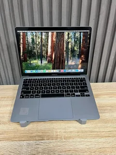 MacBook Air M1 (13 inch)