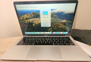 MacBook Air Retina 2019 | 13 inch | 8GB RAM | 128GB Storage | Cycle count: 220 | Non neg