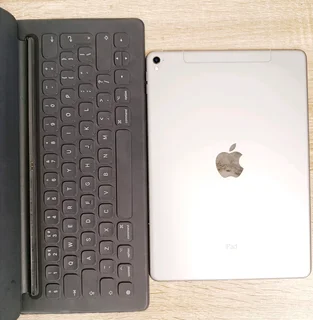 iPad Pro 2016 | 32GB | 9.7 inch | WiFi &#43; Cellular| Plus magic keyboard