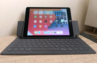 iPad Pro 2016 | 32GB | 9.7 inch | WiFi &#43; Cellular| Plus magic keyboard