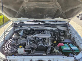 2015 Toyota Hilux 2.5 D-4D Extended Cab Manual (256 000km)