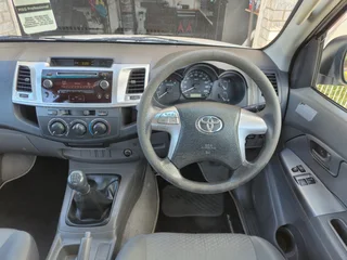 2015 Toyota Hilux 2.5 D-4D Extended Cab Manual (256 000km)