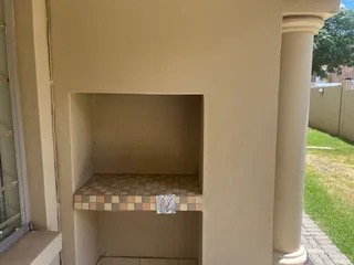 2 bed-roomed, 2 bathrooms, ground floor unit to share in Northriding, Randburg