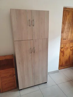 1 x super neat bachelor's flat to rent.