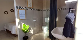 1 x super neat bachelor&#39;s flat to rent.