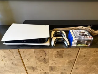 PS5, 2 Controllers, 6 Games