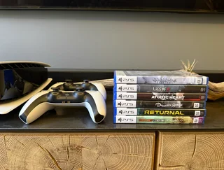 PS5, 2 Controllers, 6 Games