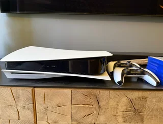 PS5, 2 Controllers, 6 Games