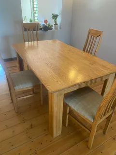 Oak Dining  Room Table + 5 chairs
