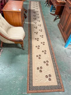 Long Paw Print Runner 520 CM X 70,5 CM