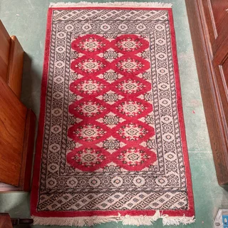 Small Red & Beige Carpet 132 cm x 78 cm