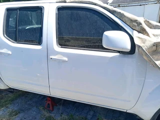 2011 nissan navara 2.5dti breaking up for spares