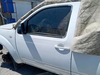 2011 nissan navara 2.5dti breaking up for spares