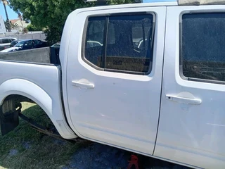 2011 nissan navara 2.5dti breaking up for spares