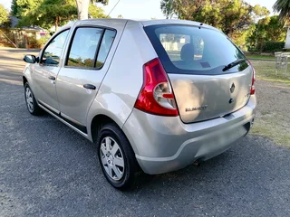 2011 Renault Sandero 1.6i 5speed Manual