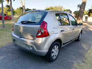 2011 Renault Sandero 1.6i 5speed Manual