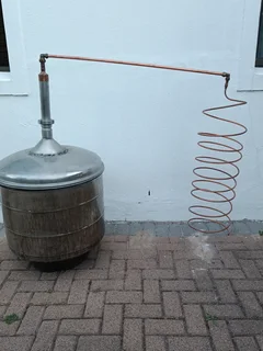 Alcohol distiller