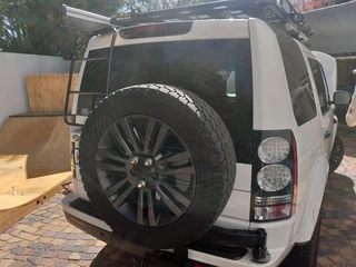 Discovery 4 spare wheel carrier .