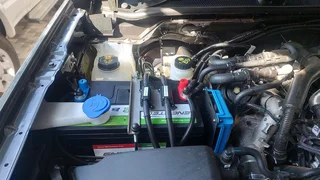 Ford RANGER dual battery system under bonnet